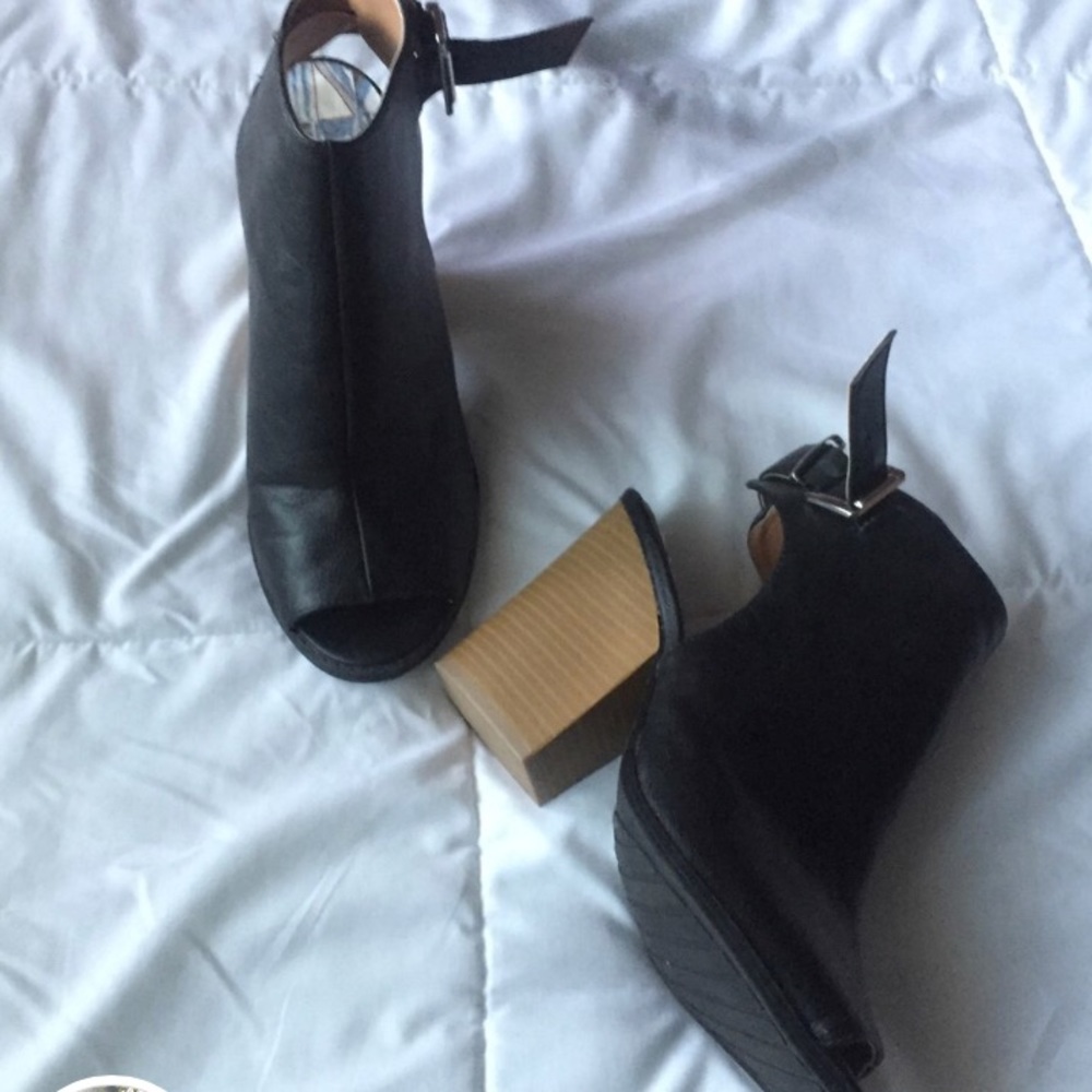 Open toe heeled booties